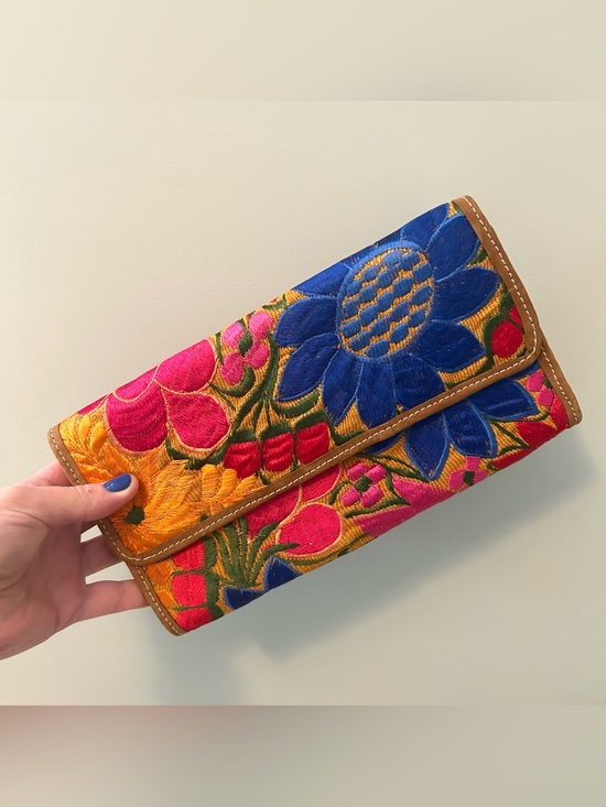 Altiplano Handbags - NWT Handmade Fair trade Embroidered Floral Clutch Fold over Zip Wallet